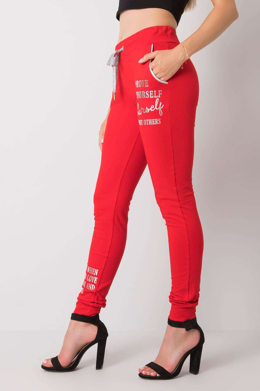 Punased dressipüksid Fatemah kirjaga