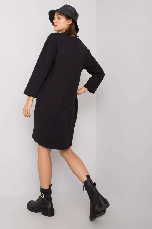 Must kleit Raina kirjaga