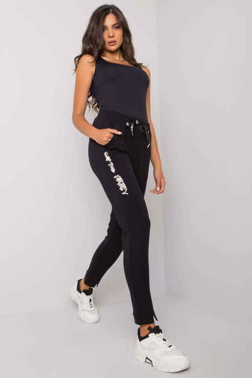 Mustad dressipüksid Peytoni kirjadega