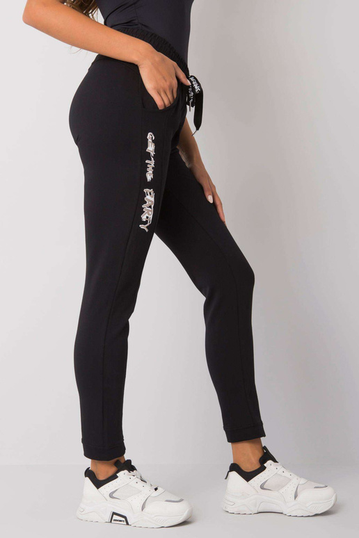 Mustad dressipüksid Peytoni kirjadega