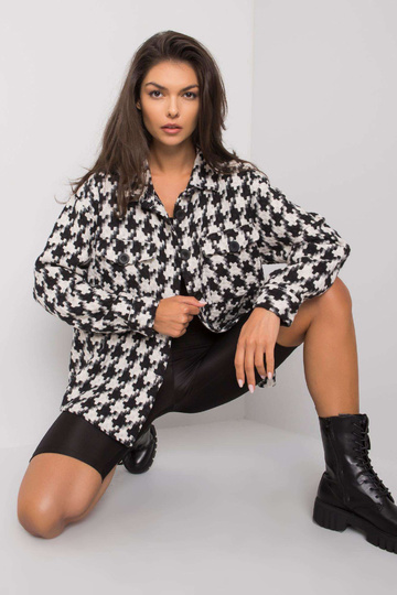 Valge ja must taskutega... 2