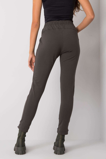 Tumedad khakivärvi...