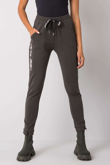 Tumedad khakivärvi... 2