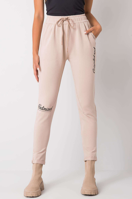 Beežid dressipüksid Haylee kirjadega