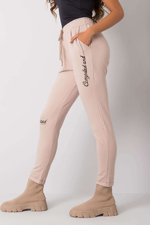 Beežid dressipüksid Haylee kirjadega