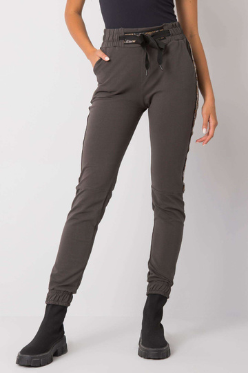 Tumedad khakivärvi... 2