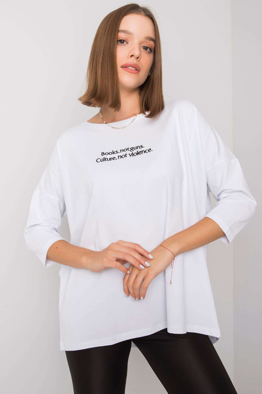 Valge pluus Merel kirjaga