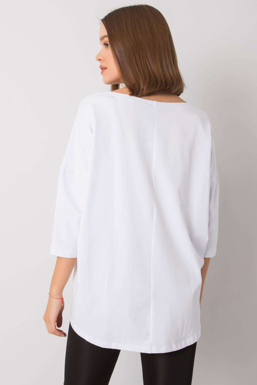 Valge pluus Merel kirjaga