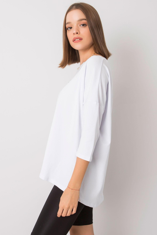 Valge pluus Merel kirjaga