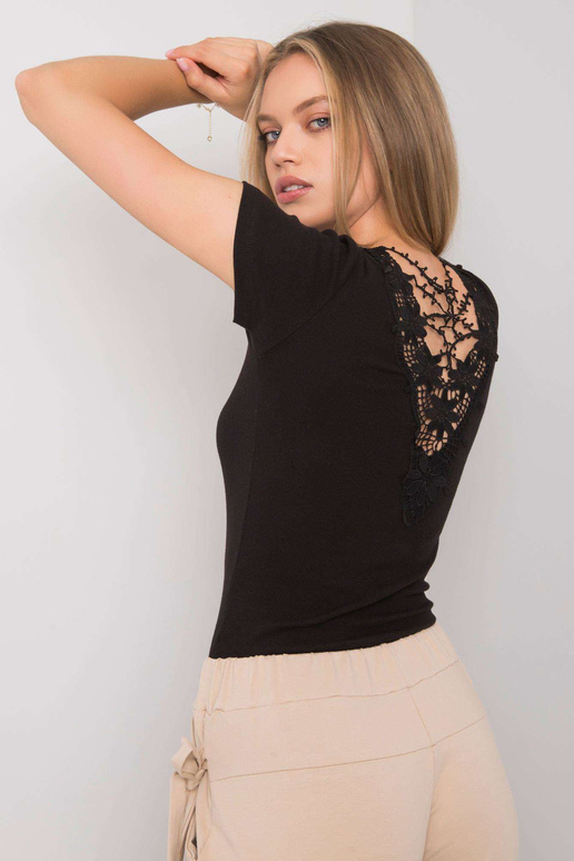 Must pluus dekoratiivse kaelusega...