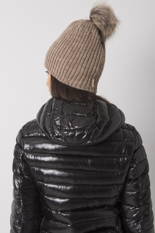 Tumebeež polsterdatud pompooniga...