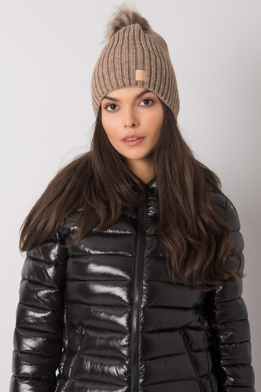 Tumebeež polsterdatud pompooniga...