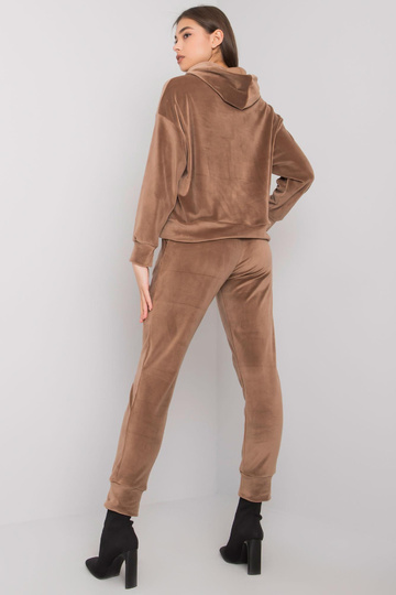 Tumebeež veluurkomplekt...