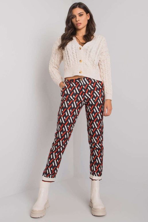 Musta ja punase Dorchesteri mustriga...