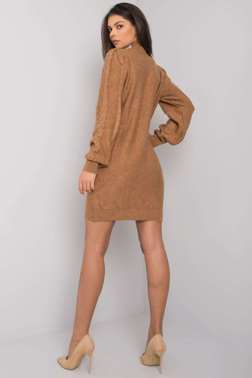 Kaameli kootud kleit aplikatsiooniga...