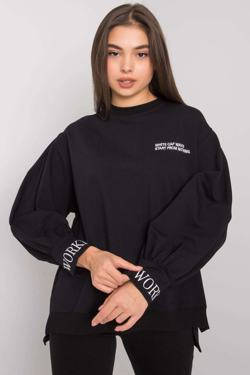 Laylini must kapuuts