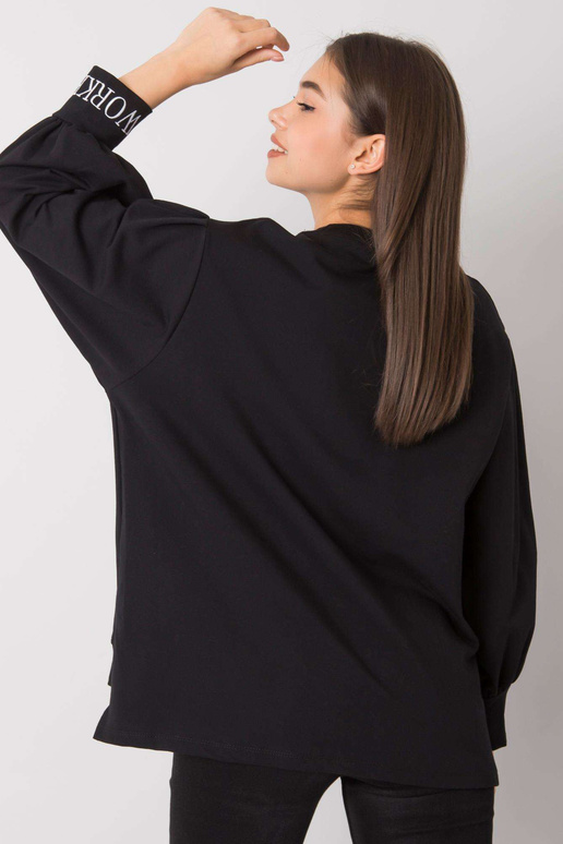 Laylini must kapuuts