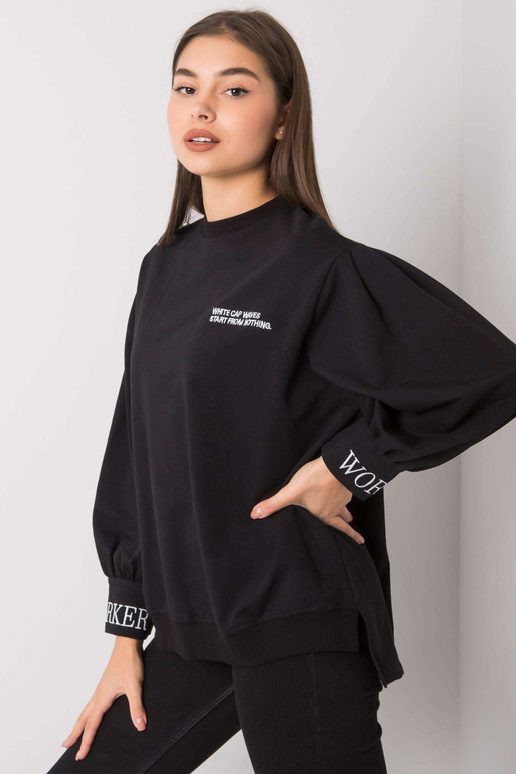 Laylini must kapuuts