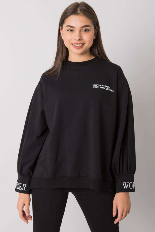 Laylini must kapuuts