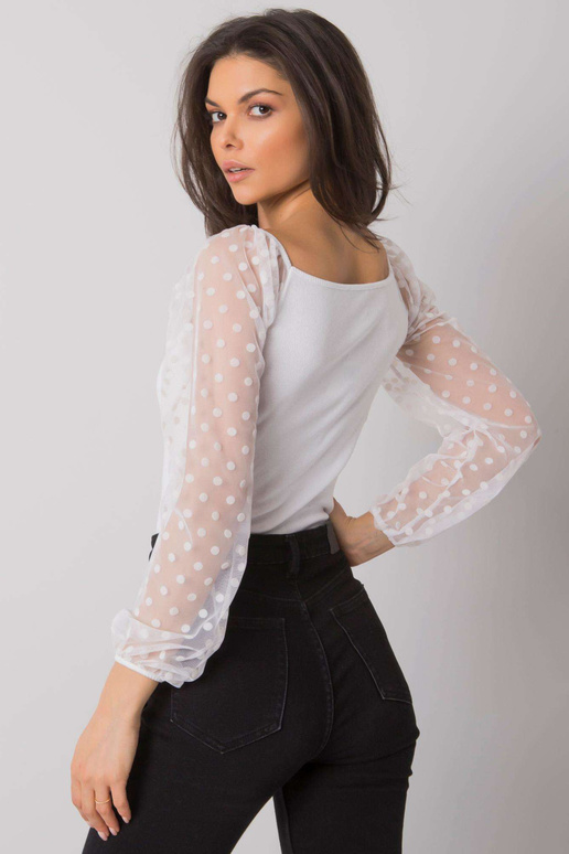 Valge dekoratiivsete varrukatega...