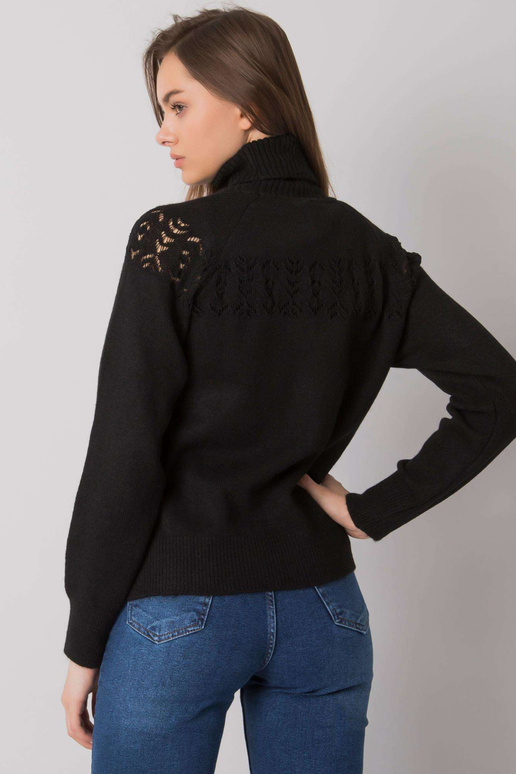 Must kootud kilpkaelusega kampsun...