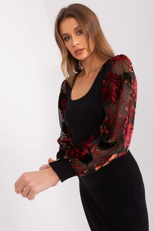 Mustriliste varrukatega must kleit... Mustriliste varrukatega must kleit...