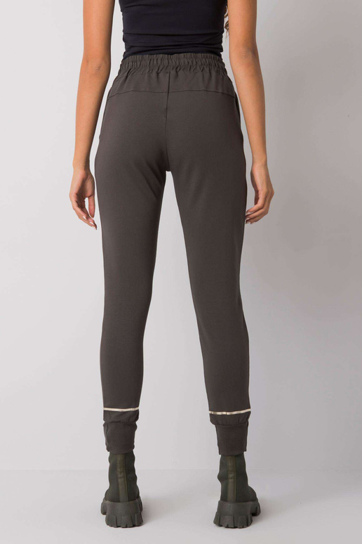 Tumedad khakivärvi dressipüksid...