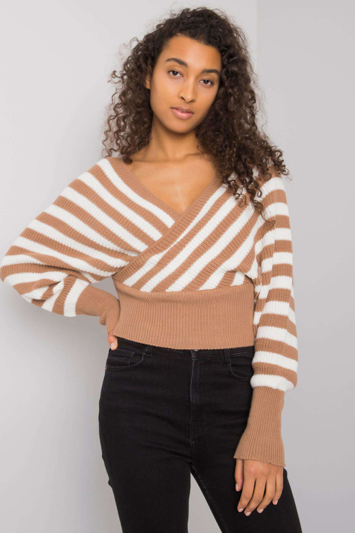 Kaameli ja valge triibuline kampsun...