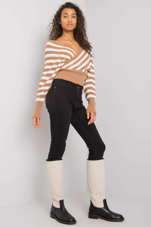 Kaameli ja valge triibuline kampsun...