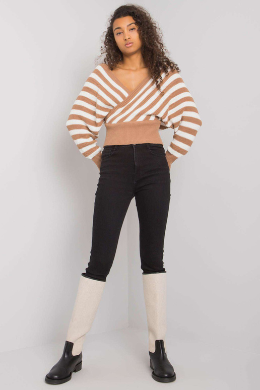 Kaameli ja valge triibuline kampsun...