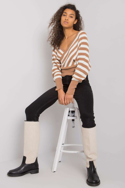 Kaameli ja valge triibuline kampsun...