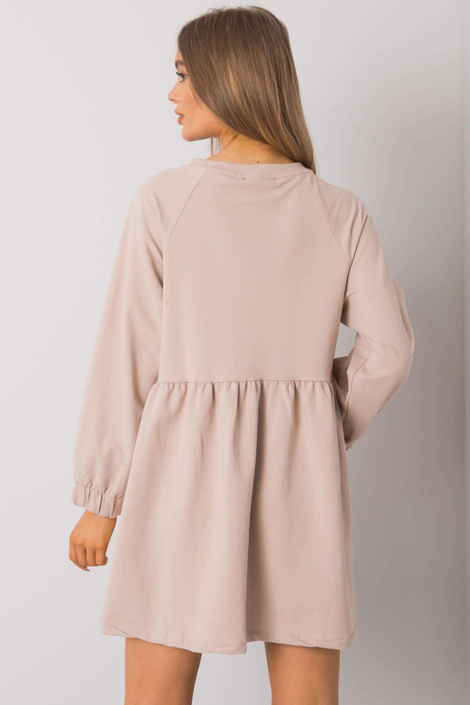 Hele beež pikkade varrukatega...