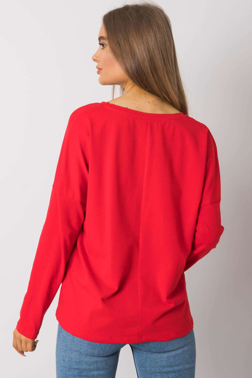 Punane pikkade varrukatega pluus...