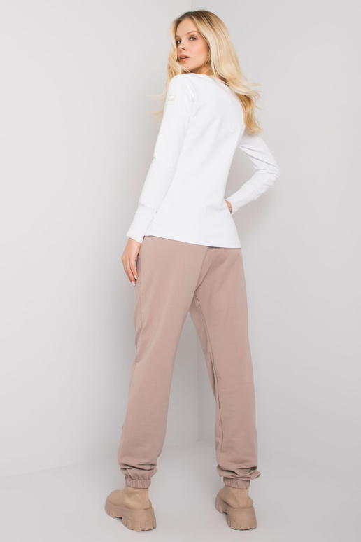 Valge ja beež naiste vabaaja komplekt... Valge ja beež naiste vabaaja komplekt...