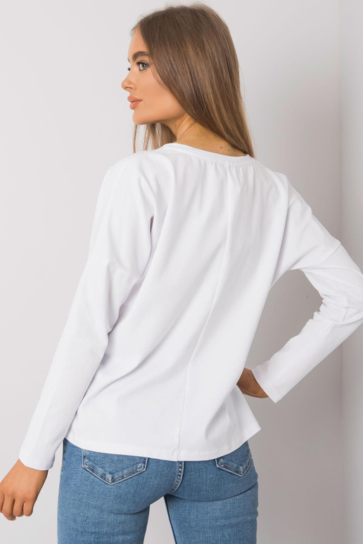 Valge pikkade varrukatega pluus...