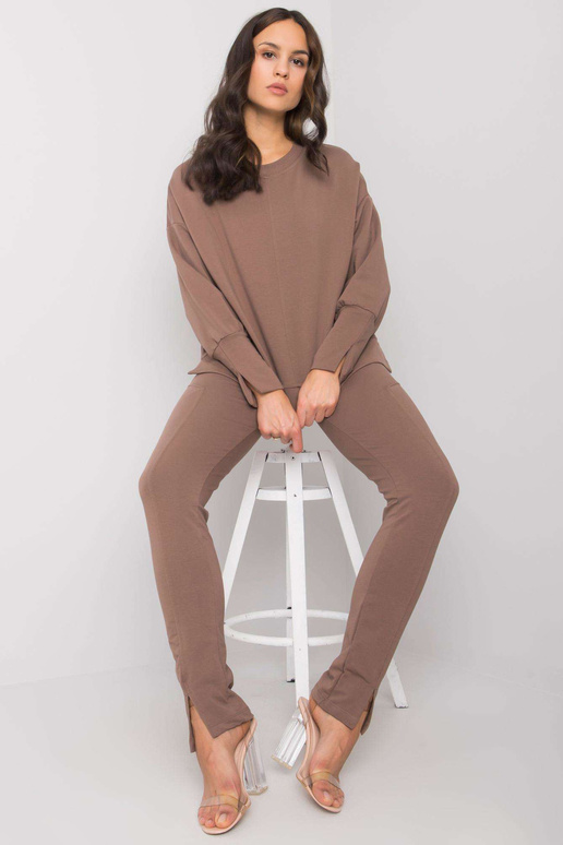 Pruun kaheosaline naiste komplekt... Pruun kaheosaline naiste komplekt...