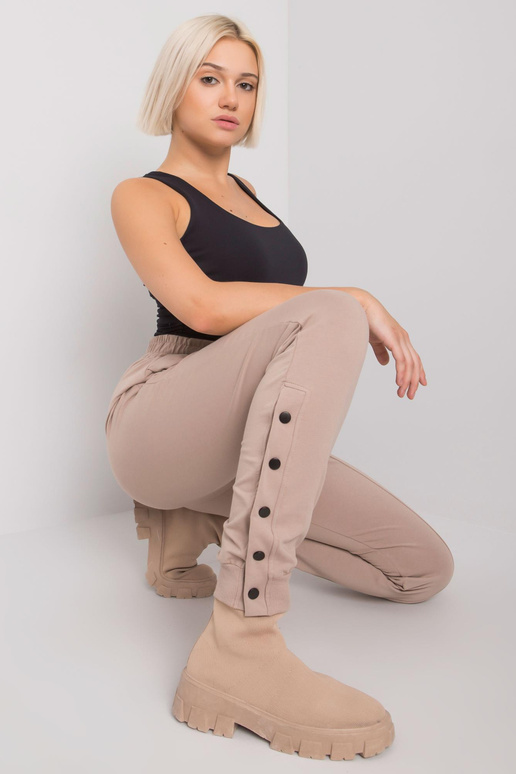 Tumebeežid nööpidega dressipüksid...