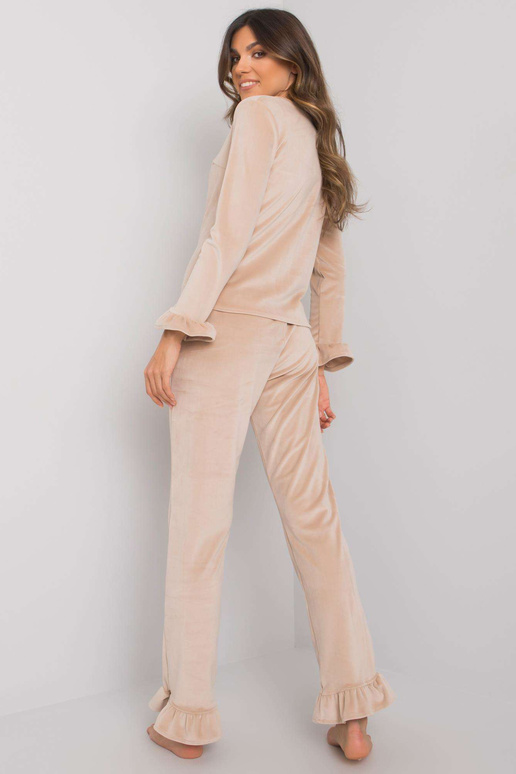 Beež veluurpidžaama pükstega Camille...