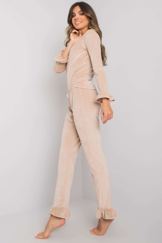 Beež veluurpidžaama pükstega Camille...