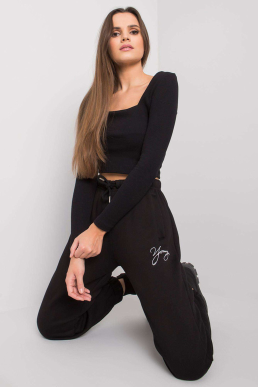 Mustad dressipüksid Lily kirjaga