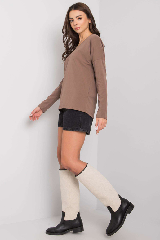 Pruun naiste pikkade varrukatega...