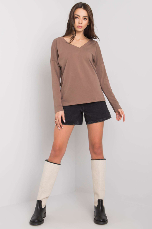 Pruun naiste pikkade varrukatega...