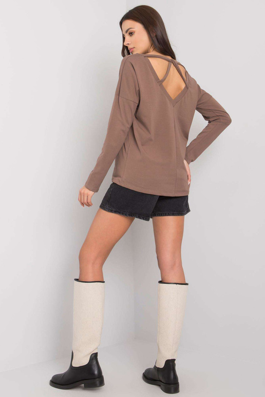 Pruun naiste pikkade varrukatega...