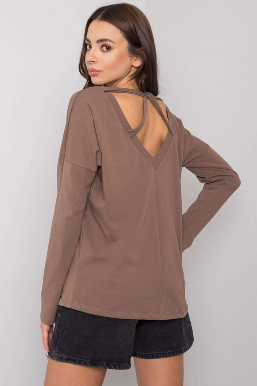 Pruun naiste pikkade varrukatega...