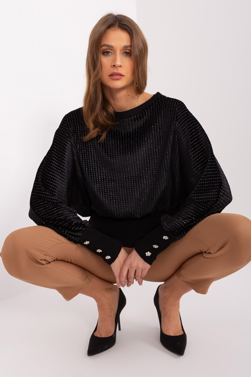 Must dekoratiivsete nööpidega pluus...