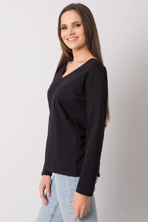 Must naiste pikkade varrukatega pluus...