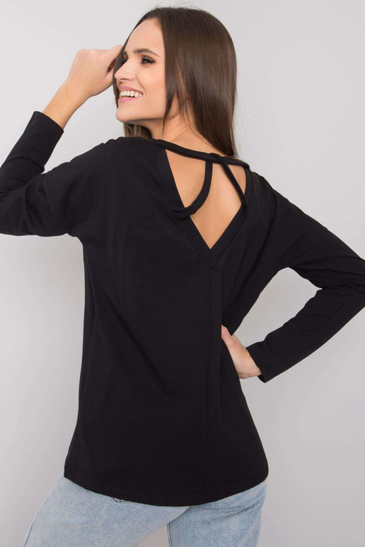 Must naiste pikkade varrukatega pluus...