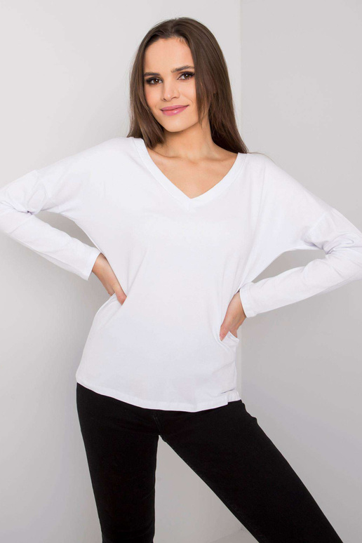 Valge naiste pikkade varrukatega...