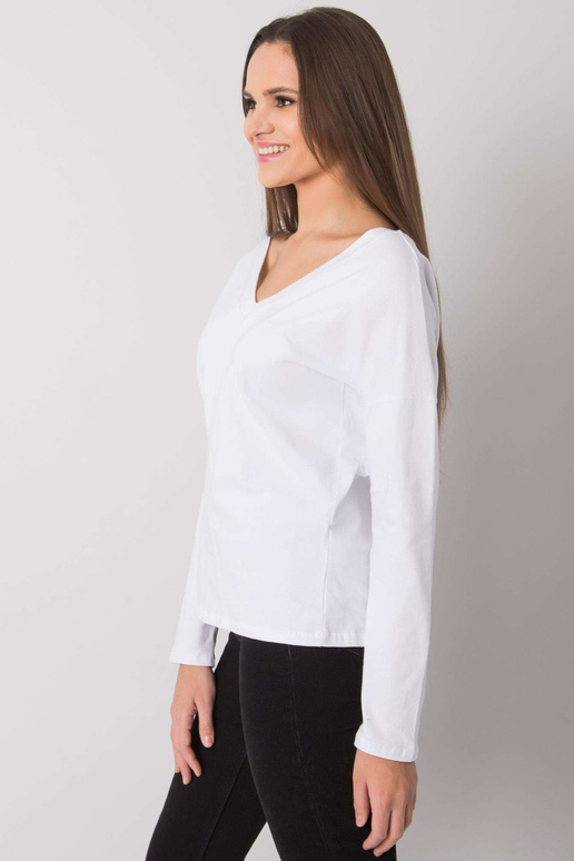 Valge naiste pikkade varrukatega...