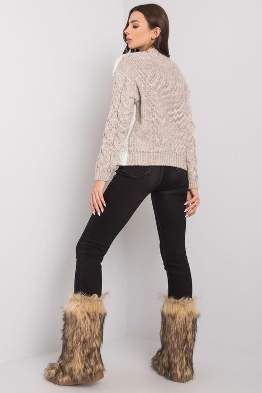 Tumebeež naiste palmikutega pusa...